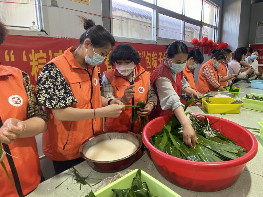 青口供電所黨支部聯合生產生活服務中心分會、黃沙坨社區，共同舉辦“悠悠艾草香 濃濃端午情”系列活動。.png